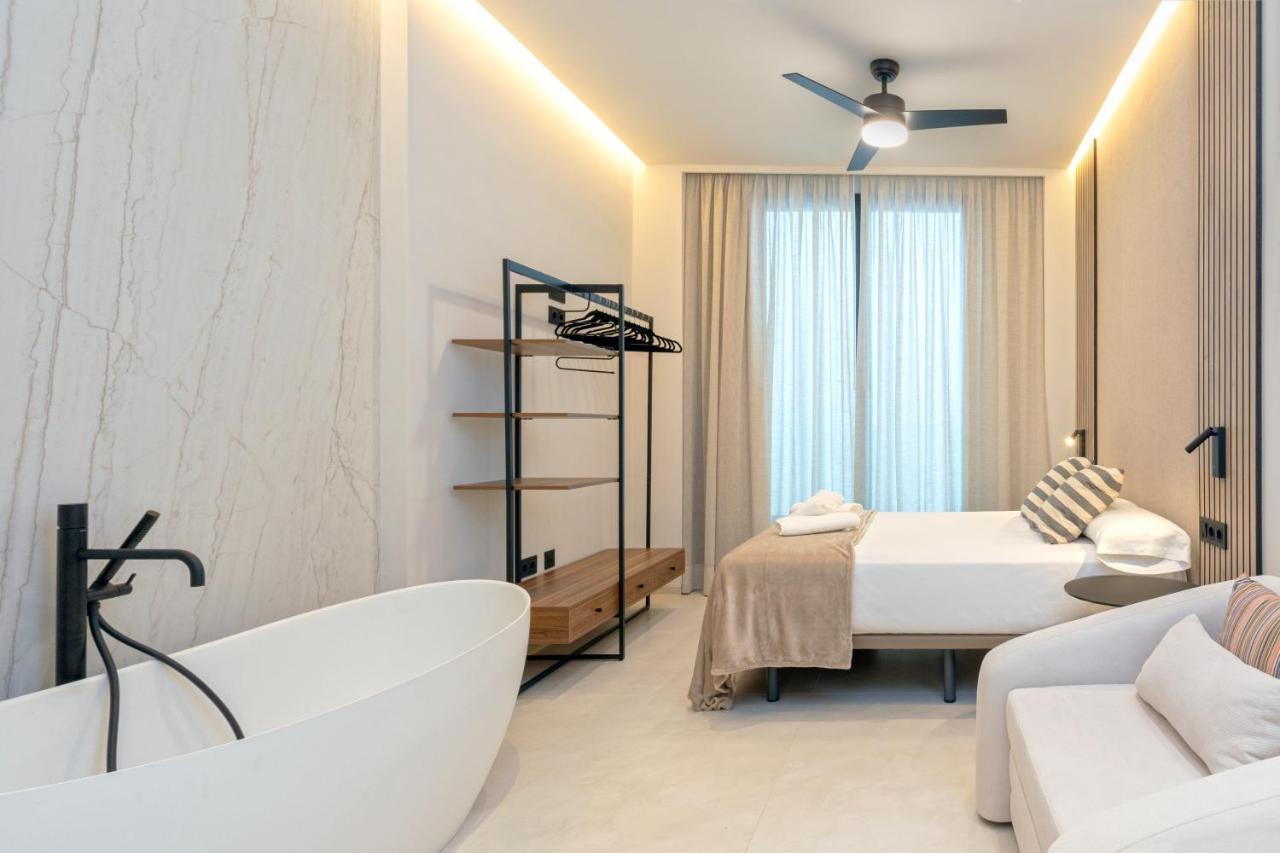 Magnificent Renovated 2Bd 2Bth Duplex With Backyard - City Centre 马拉加 外观 照片